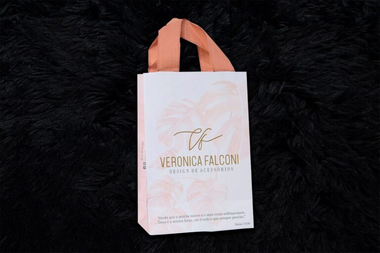 Bolsa de papel com logo da empresa veronica falconi